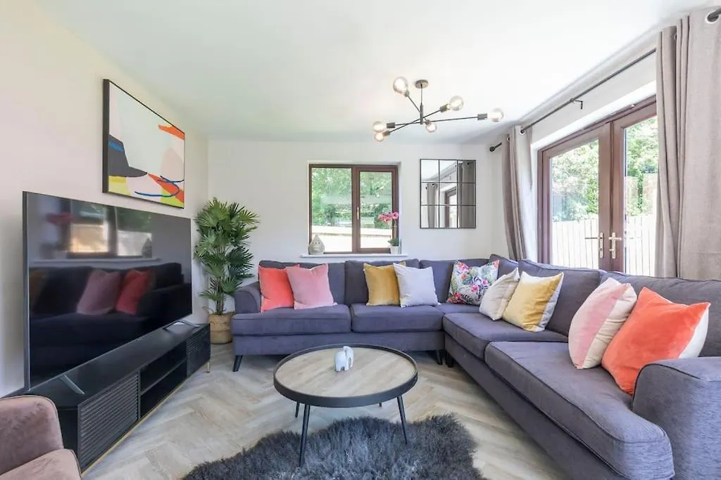 Stunning 6 Bed 3 Bath Detached Home In Cheltenham Golden Valley 0*,