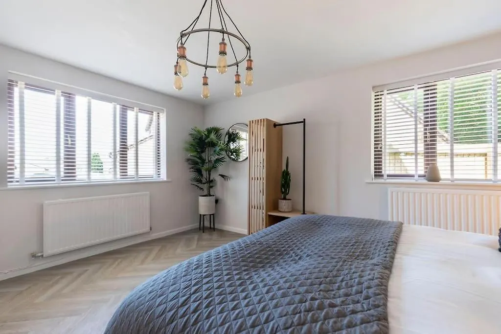 Holiday home Stunning 6 Bed 3 Bath Detached Home In Cheltenham Golden Valley
