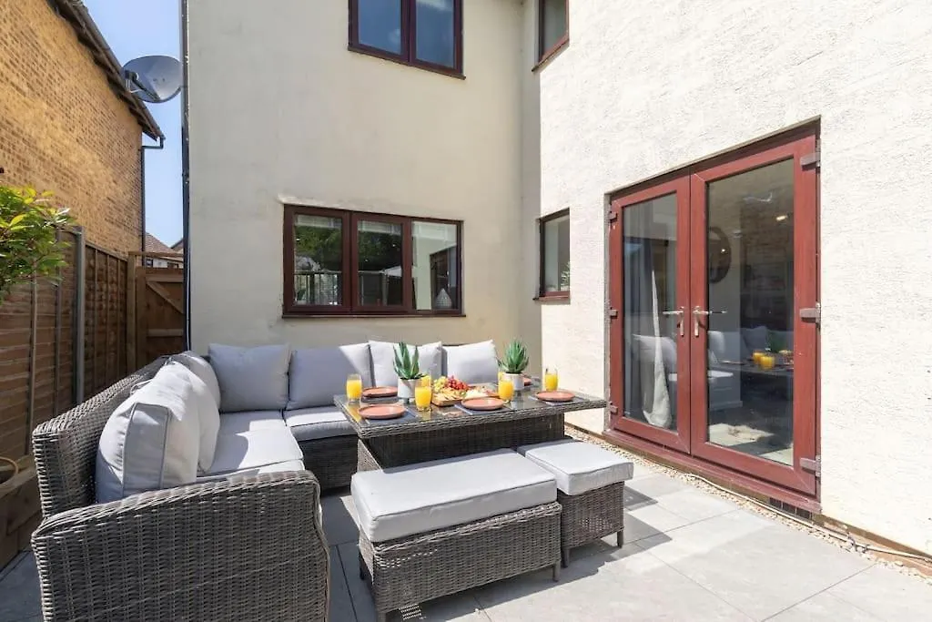 Stunning 6 Bed 3 Bath Detached Home In Cheltenham Golden Valley 0*,  United Kingdom