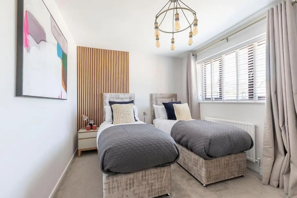 Holiday home Stunning 6 Bed 3 Bath Detached Home In Cheltenham Golden Valley