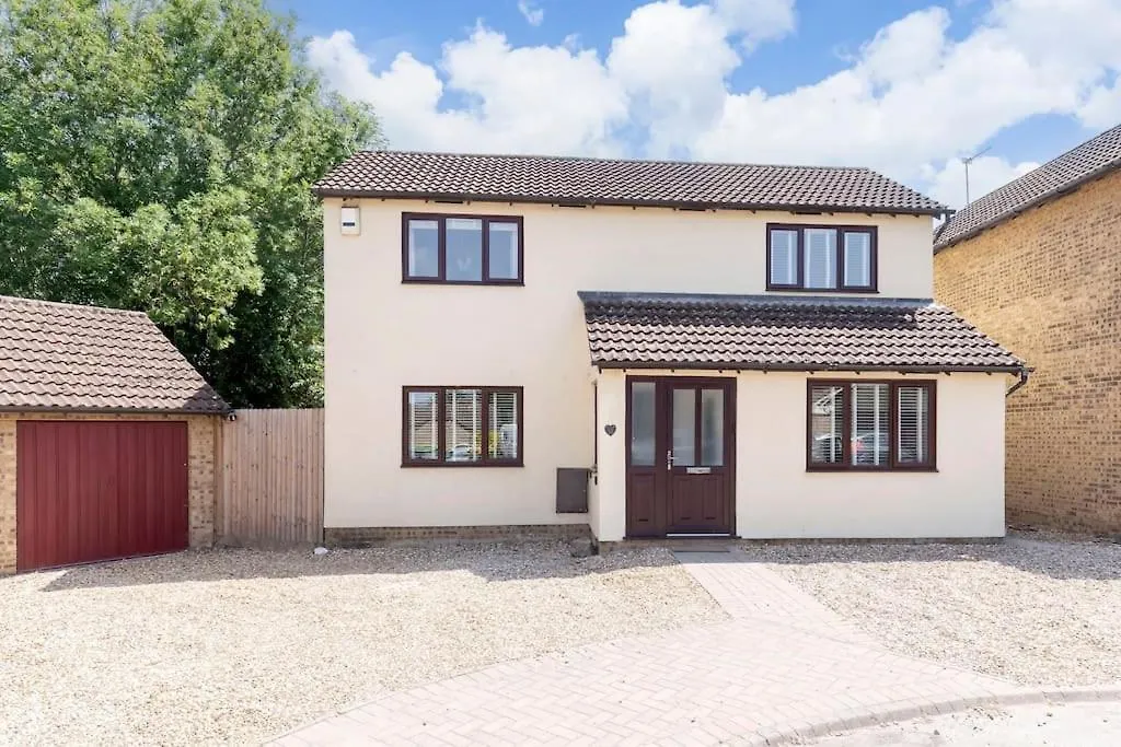 Stunning 6 Bed 3 Bath Detached Home In Cheltenham Golden Valley 0*,
