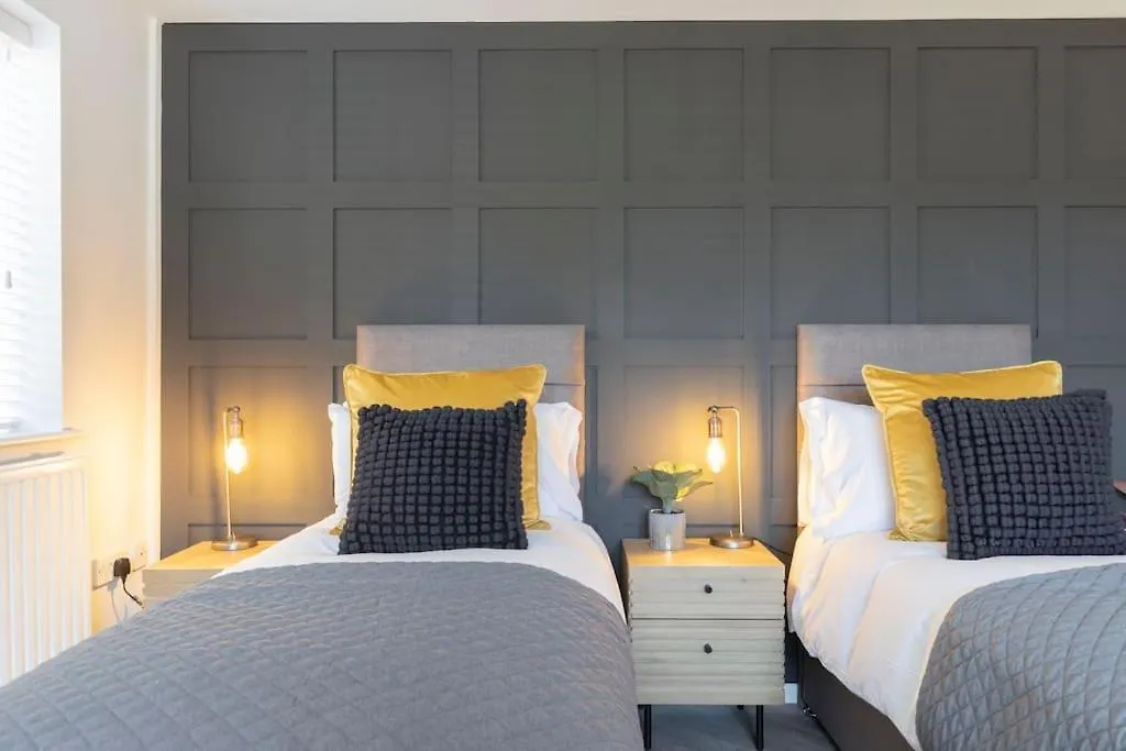 Holiday home Stunning 6 Bed 3 Bath Detached Home In Cheltenham Golden Valley United Kingdom