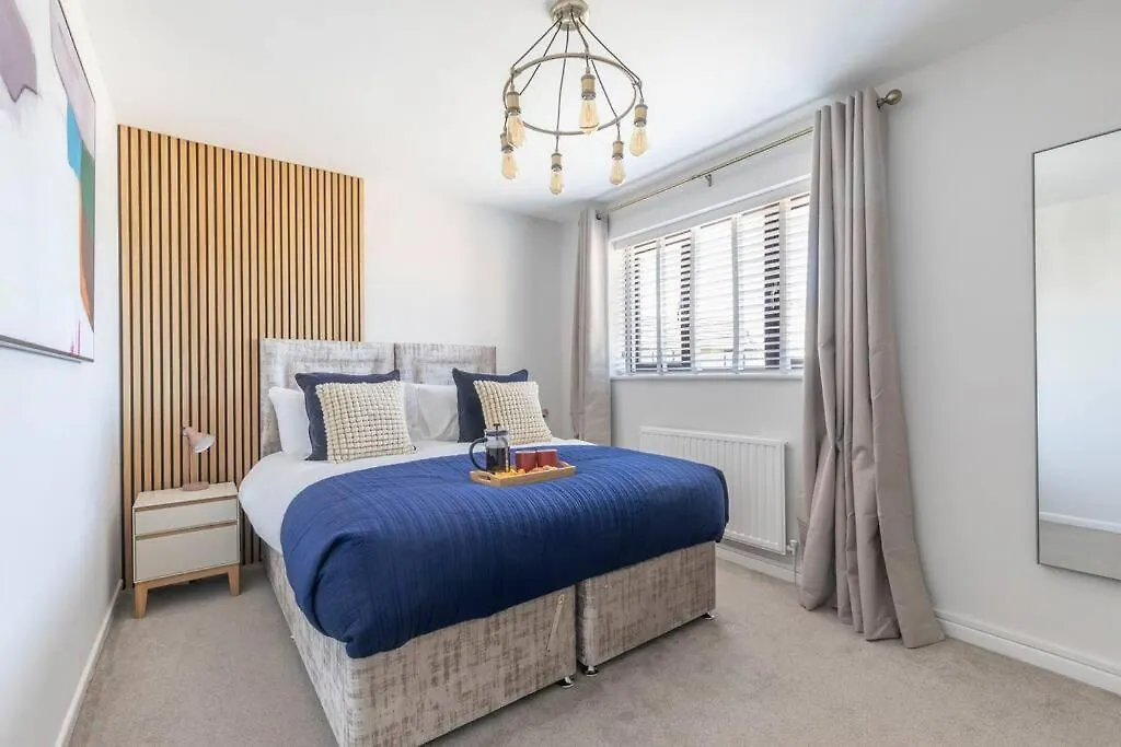 Holiday home Stunning 6 Bed 3 Bath Detached Home In Cheltenham Golden Valley