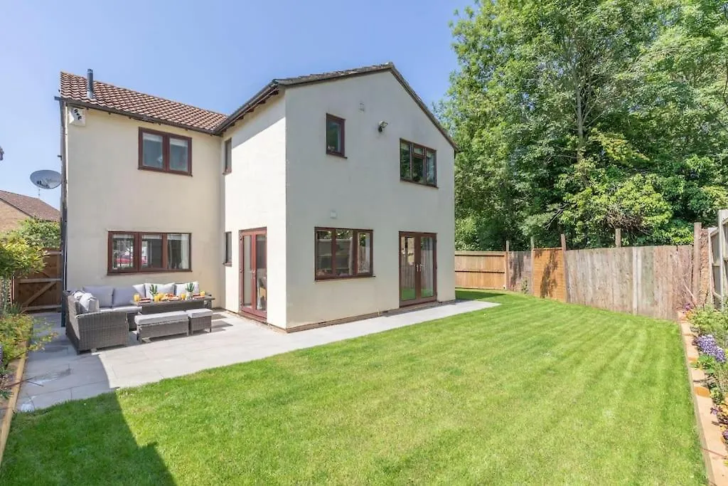 Stunning 6 Bed 3 Bath Detached Home In Cheltenham Golden Valley 0*,