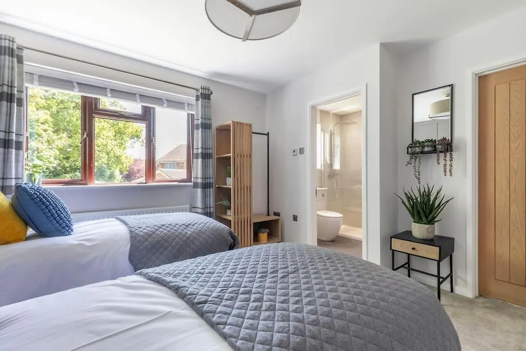 Holiday home Stunning 6 Bed 3 Bath Detached Home In Cheltenham Golden Valley United Kingdom